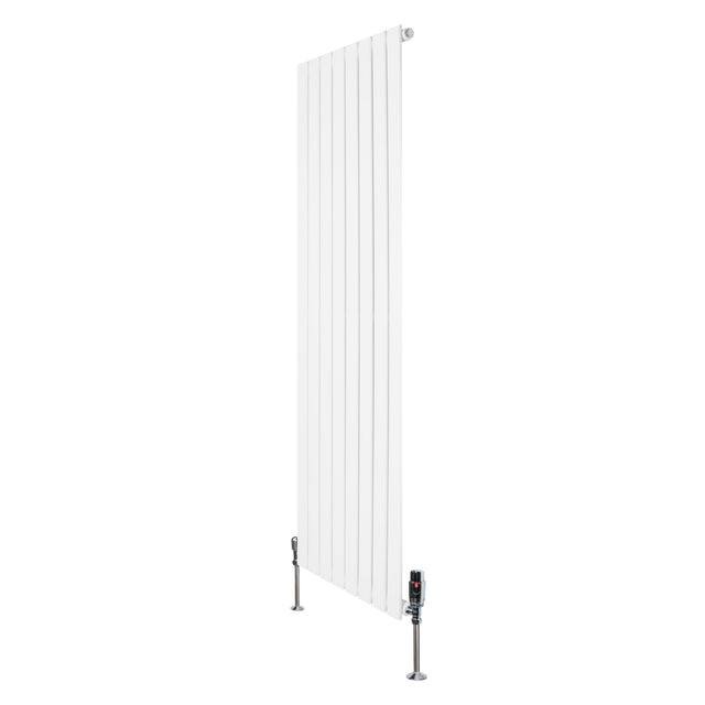 Radiador plano de columna simple en color blanco, con diseño vertical y válvulas en la parte inferior, ideal para espacios modernos