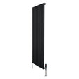 Radiador plano de columna simple en color negro, con diseño vertical y válvulas en la parte inferior, ideal para espacios modernos