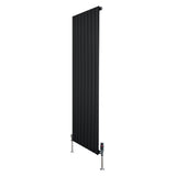 Radiador plano de columna simple en color negro, con diseño vertical y válvulas en la parte inferior, ideal para espacios modernos