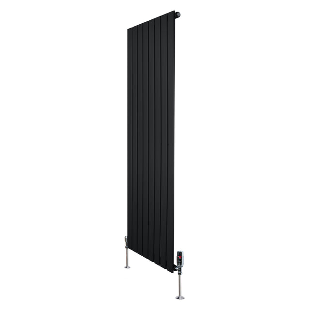Radiador plano de columna simple en color negro, con diseño vertical y válvulas en la parte inferior, ideal para espacios modernos