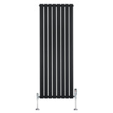 Radiador plano de columna simple en color negro, con diseño vertical y válvulas en la parte inferior, ideal para espacios modernos