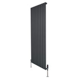 Radiador plano de columna simple en gris antracita, con diseño vertical y válvulas, ideal para calefacción moderna y eficiente