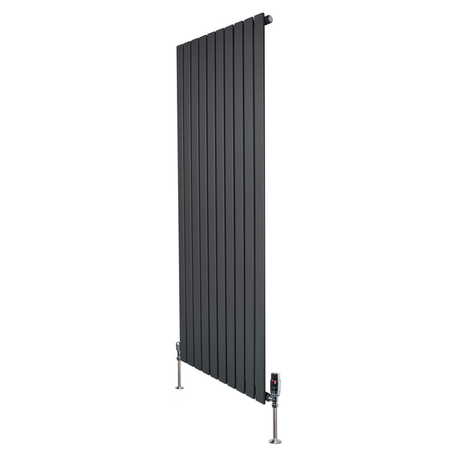 Radiador plano de columna simple en gris antracita, con diseño vertical y válvulas, ideal para calefacción moderna y eficiente