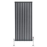 Radiador plano de columna simple en gris antracita, con diseño vertical y válvulas cromadas en la parte inferior, elegante y moderno