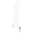 Radiador plano de columna simple en color blanco, con diseño vertical y válvulas en la parte inferior, ideal para calefacción eficiente