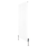 Radiador plano de columna simple en color blanco, con diseño vertical y válvulas en la parte inferior, ideal para calefacción eficiente