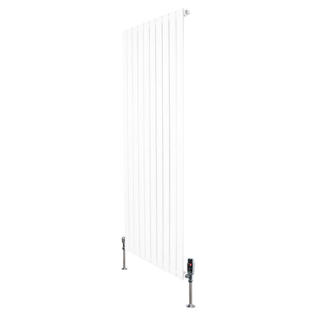 Radiador plano de columna simple en color blanco, con diseño vertical y válvulas en la parte inferior, ideal para calefacción eficiente