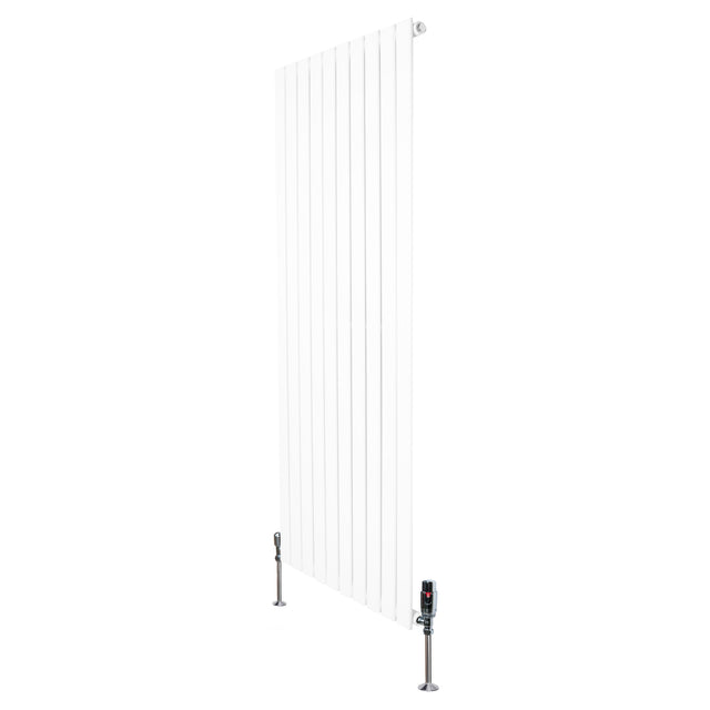Radiador plano de columna simple en color blanco, con diseño vertical y válvulas en la parte inferior, ideal para calefacción eficiente