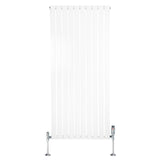 Radiador plano de columna simple en color blanco, con diseño vertical y válvulas cromadas en la parte inferior, ideal para espacios modernos