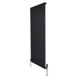 Radiador plano de columna simple en color negro, con diseño vertical y válvulas en la parte inferior, ideal para espacios modernos