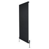 Radiador plano de columna simple en color negro, con diseño vertical y válvulas en la parte inferior, ideal para espacios modernos