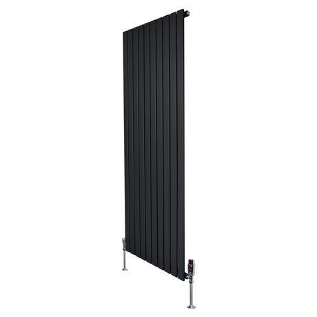 Radiador plano de columna simple en color negro, con diseño vertical y válvulas en la parte inferior, ideal para espacios modernos
