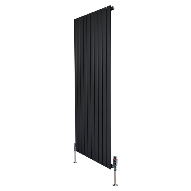 Radiador plano de columna simple en color negro, con diseño vertical y válvulas en la parte inferior, ideal para espacios modernos