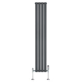 Radiador plano de columna simple en gris antracita, con cuatro paneles verticales y válvulas cromadas en la base, elegante y moderno