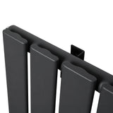 Radiador plano de columna simple en gris antracita, con diseño moderno y acabado mate, ideal para calefacción eficiente