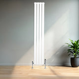 Radiador plano de columna simple de 1800 mm x 280 mm en color blanco, con válvulas, instalado en un ambiente moderno y luminoso