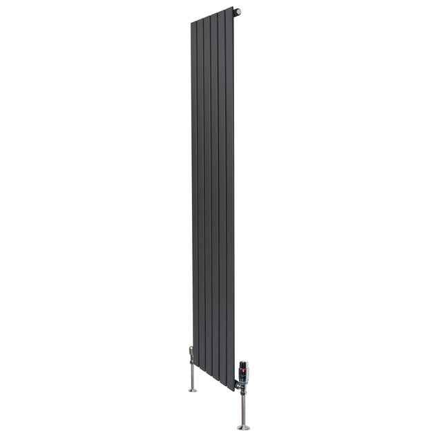 Radiador plano de columna simple en gris antracita, con diseño vertical y válvulas, ideal para espacios modernos y elegantes