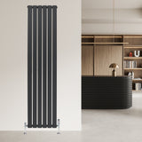 Radiador plano de columna simple en gris antracita, con diseño vertical y acabado mate, instalado en una pared moderna