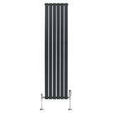Radiador plano de columna simple en gris antracita, con diseño vertical y válvulas cromadas, ideal para espacios modernos
