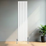 Radiador plano de columna simple blanco de 1800 mm x 420 mm, con válvulas, instalado en una pared junto a una planta decorativa