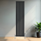 Radiador plano de columna simple negro, 1800 mm x 420 mm, con válvulas, instalado en una pared de un ambiente moderno y luminoso