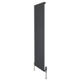Radiador plano de columna simple en gris antracita, con diseño vertical y válvulas, ideal para espacios modernos y elegantes