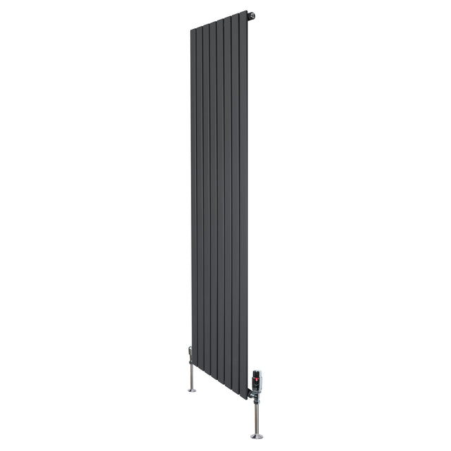 Radiador plano de columna simple en gris antracita, con diseño vertical y válvulas, ideal para espacios modernos y elegantes