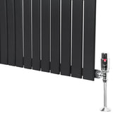 Radiador plano de columna simple en gris antracita, con diseño moderno y válvulas brillantes, ideal para calefacción eficiente