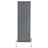 Radiador plano de columna simple en gris antracita, con diseño vertical y válvulas en acabado metálico brillante, 1800 mm x 560 mm