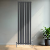 Radiador plano de columna simple en gris antracita, con válvulas, elegante diseño vertical y acabado liso, ideal para espacios modernos