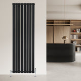 Radiador plano de columna simple negro de 1800 mm x 560 mm, con diseño vertical y válvulas en la parte inferior, ideal para espacios modernos