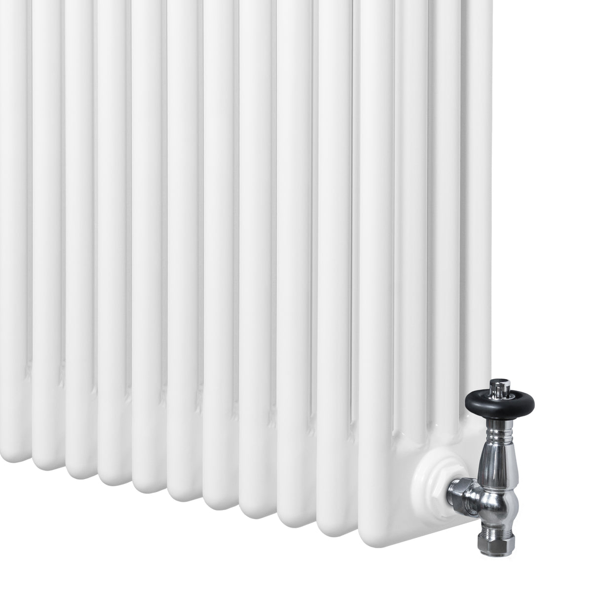Radiador tradicional de 4 columnas en color blanco, con válvulas metálicas brillantes, ideal para calefacción en espacios interiores