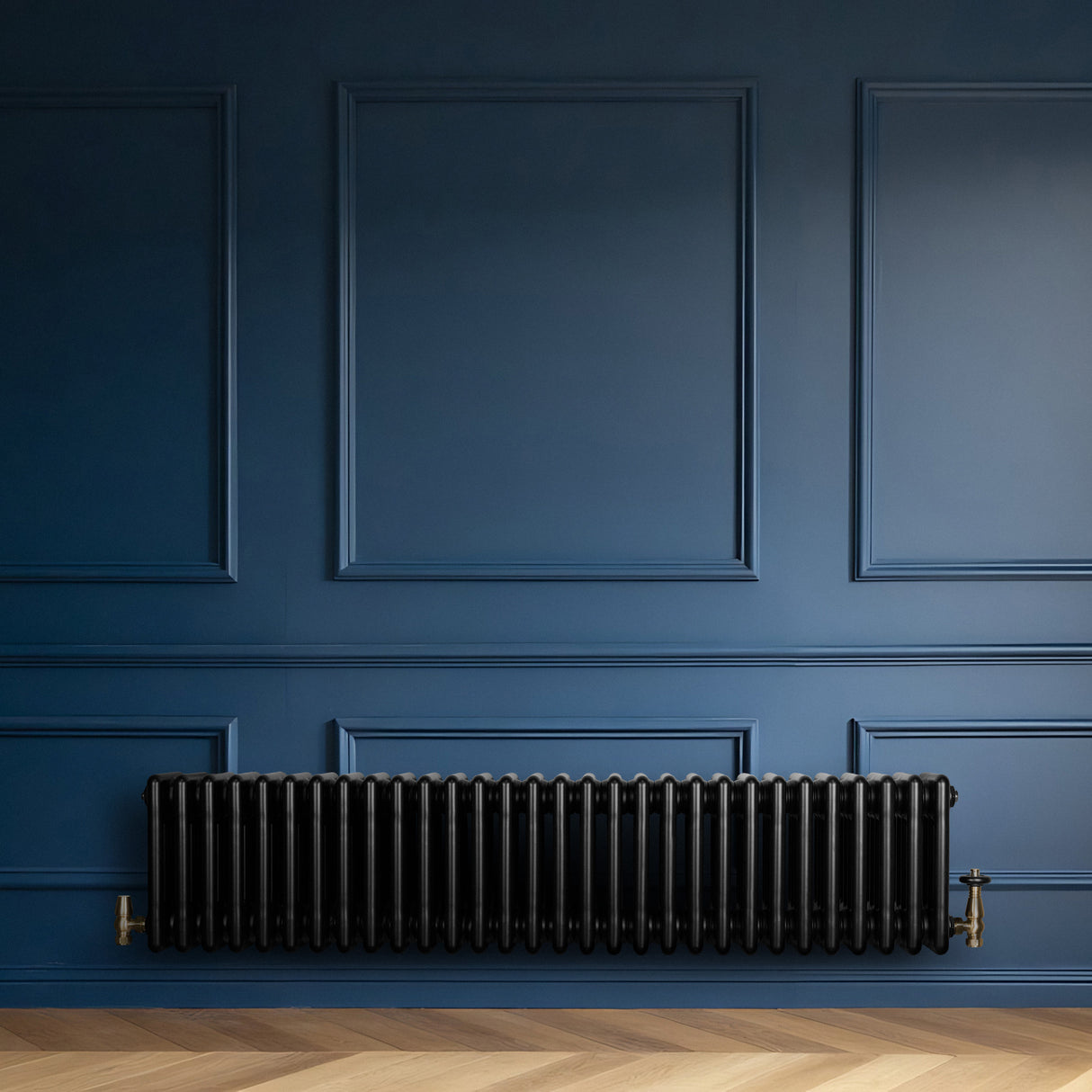 Radiador tradicional negro de 4 columnas, con válvulas, instalado en una pared azul, complementando el elegante diseño interior