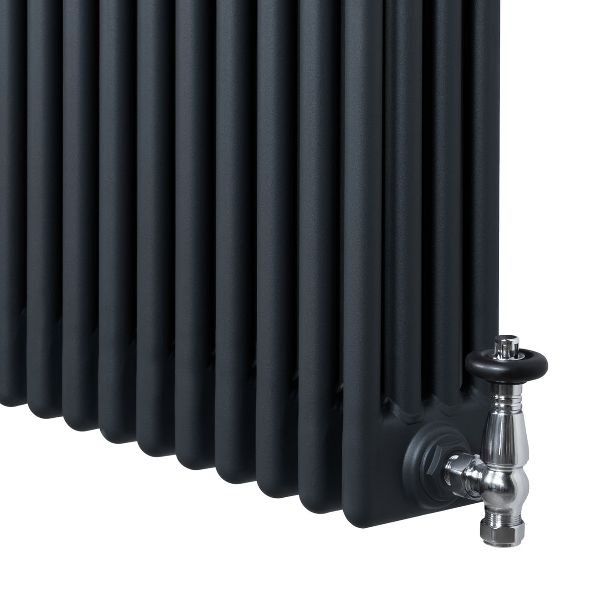 Radiador tradicional de 4 columnas en gris antracita, con válvulas metálicas brillantes y textura lisa, ideal para calefacción eficiente