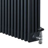 Radiador tradicional de 4 columnas en gris antracita, con válvulas metálicas brillantes y textura lisa, ideal para calefacción eficiente