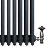 Radiador tradicional de 4 columnas en gris antracita, con válvula metálica brillante y textura lisa, ideal para calefacción elegante