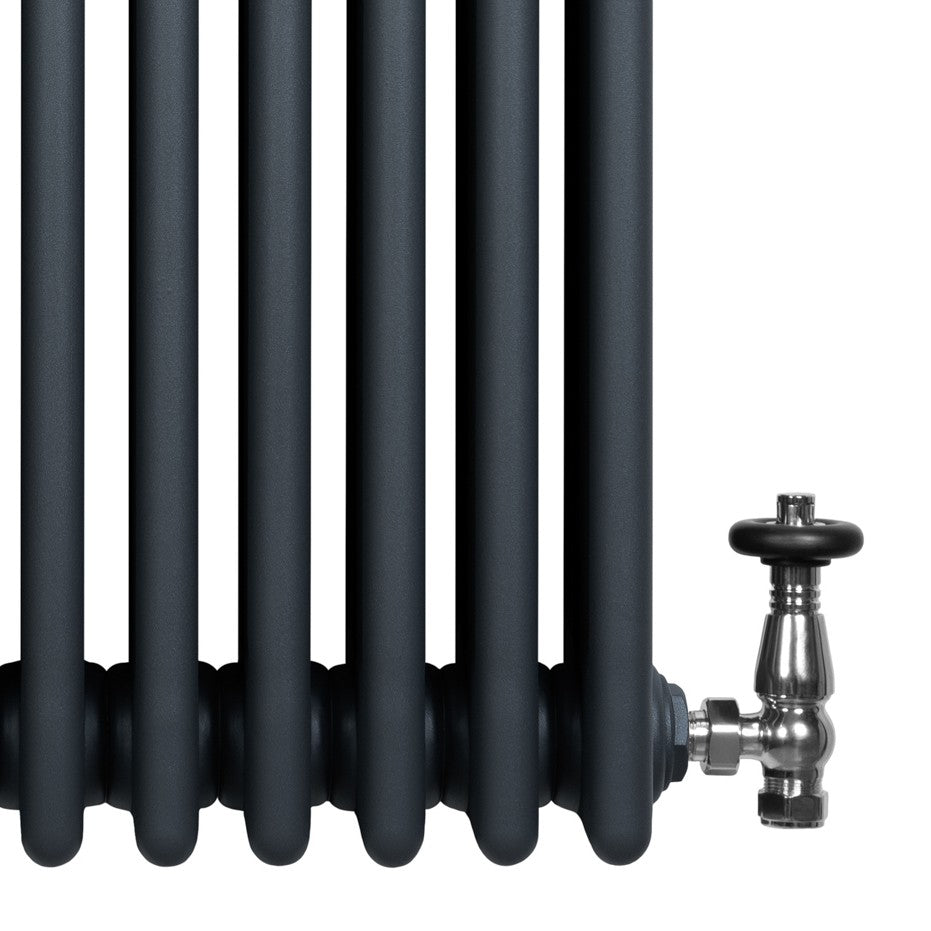 Radiador tradicional de 4 columnas en gris antracita, con válvulas metálicas brillantes y superficie lisa y elegante