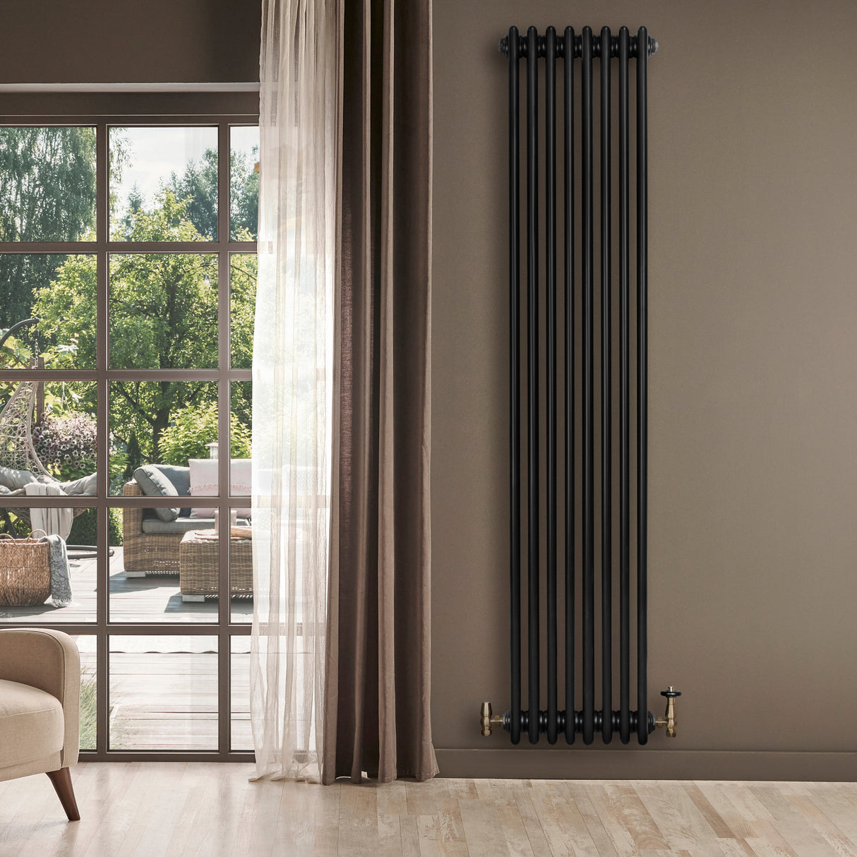 Radiador tradicional negro de 4 columnas, 1800 x 380 mm, con válvulas, instalado en una pared junto a una ventana luminosa