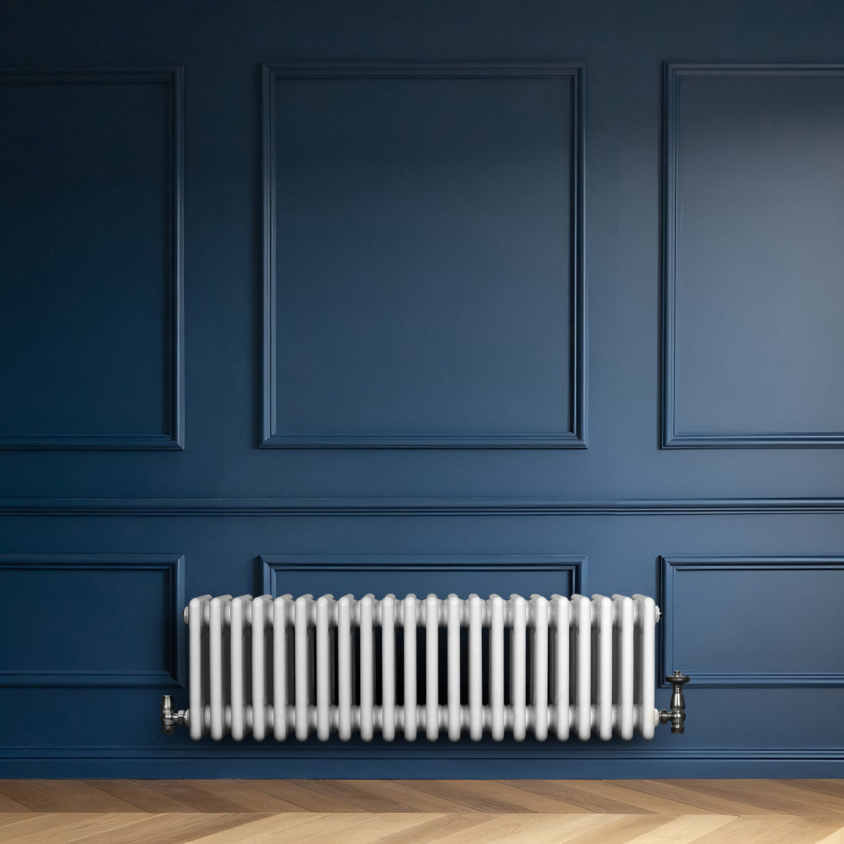 Radiador tradicional de 4 columnas en color blanco, instalado en una pared azul, con un diseño elegante y superficie lisa