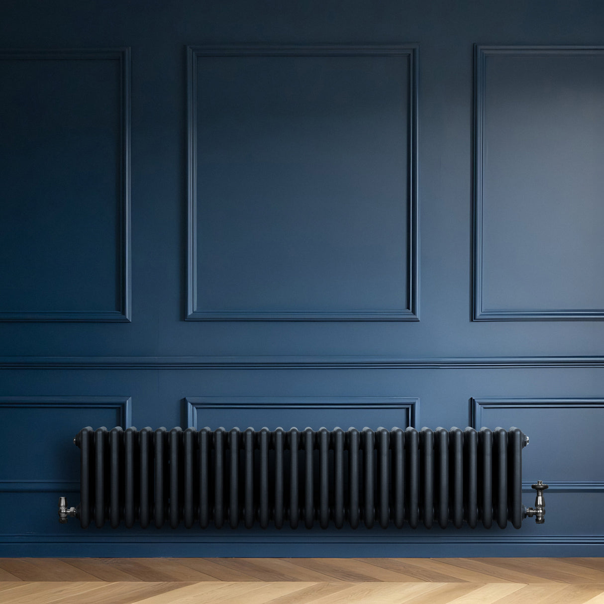 Radiador tradicional de 4 columnas en gris antracita, con un diseño elegante y acabado liso, instalado en una pared azul