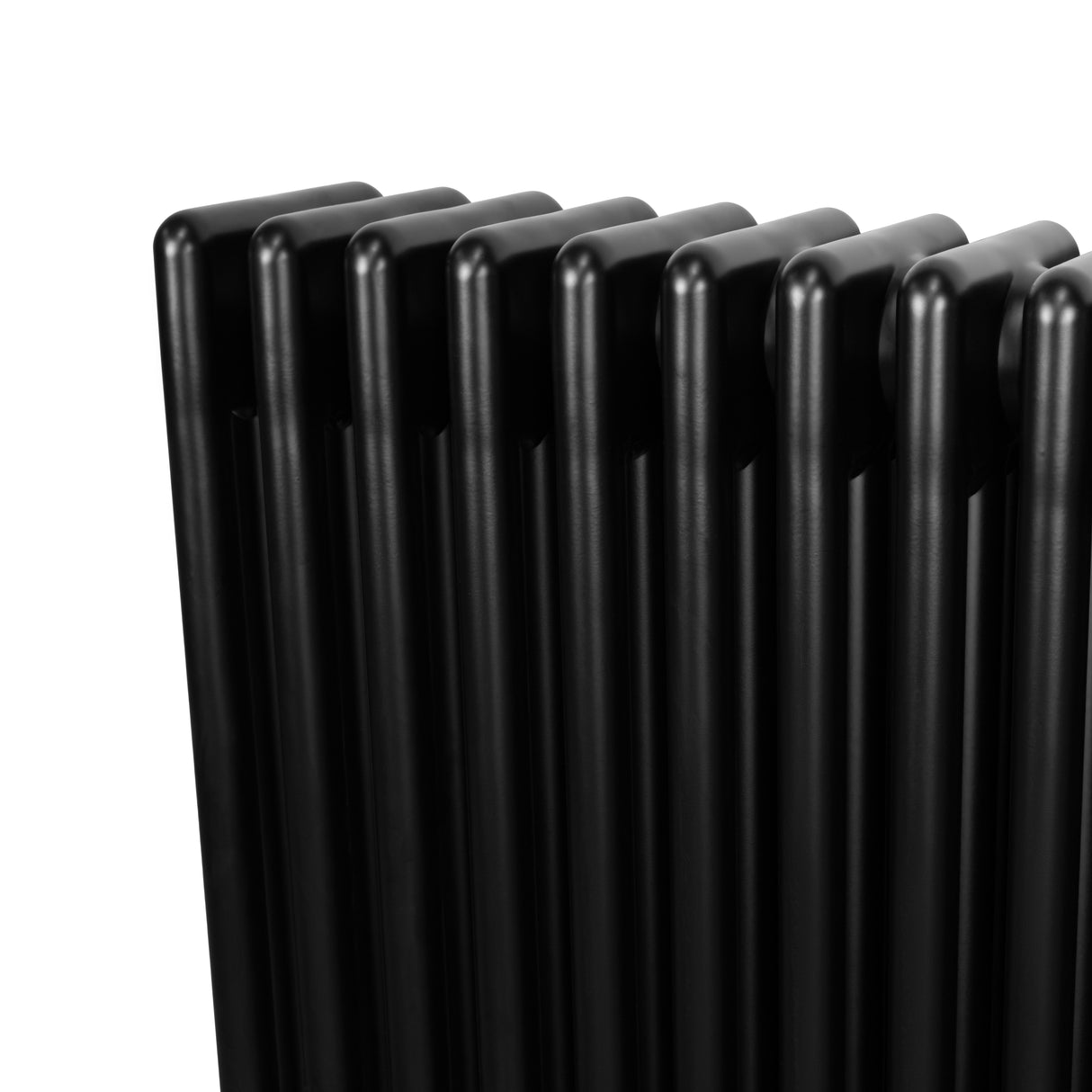 Radiador tradicional de 4 columnas en color negro, con un acabado liso y brillante, ideal para calefacción en espacios modernos