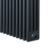 Radiador tradicional de 4 columnas en gris antracita, con un acabado liso y líneas rectas que aportan un diseño elegante y moderno