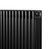 Radiador tradicional de 4 columnas en color negro, con acabado liso y diseño elegante, ideal para calefacción eficiente en espacios modernos