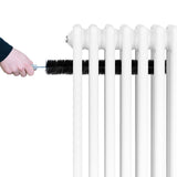 Radiador tradicional de 4 columnas en color blanco, con una mano limpiando su superficie con un cepillo negro, destacando su diseño clásico