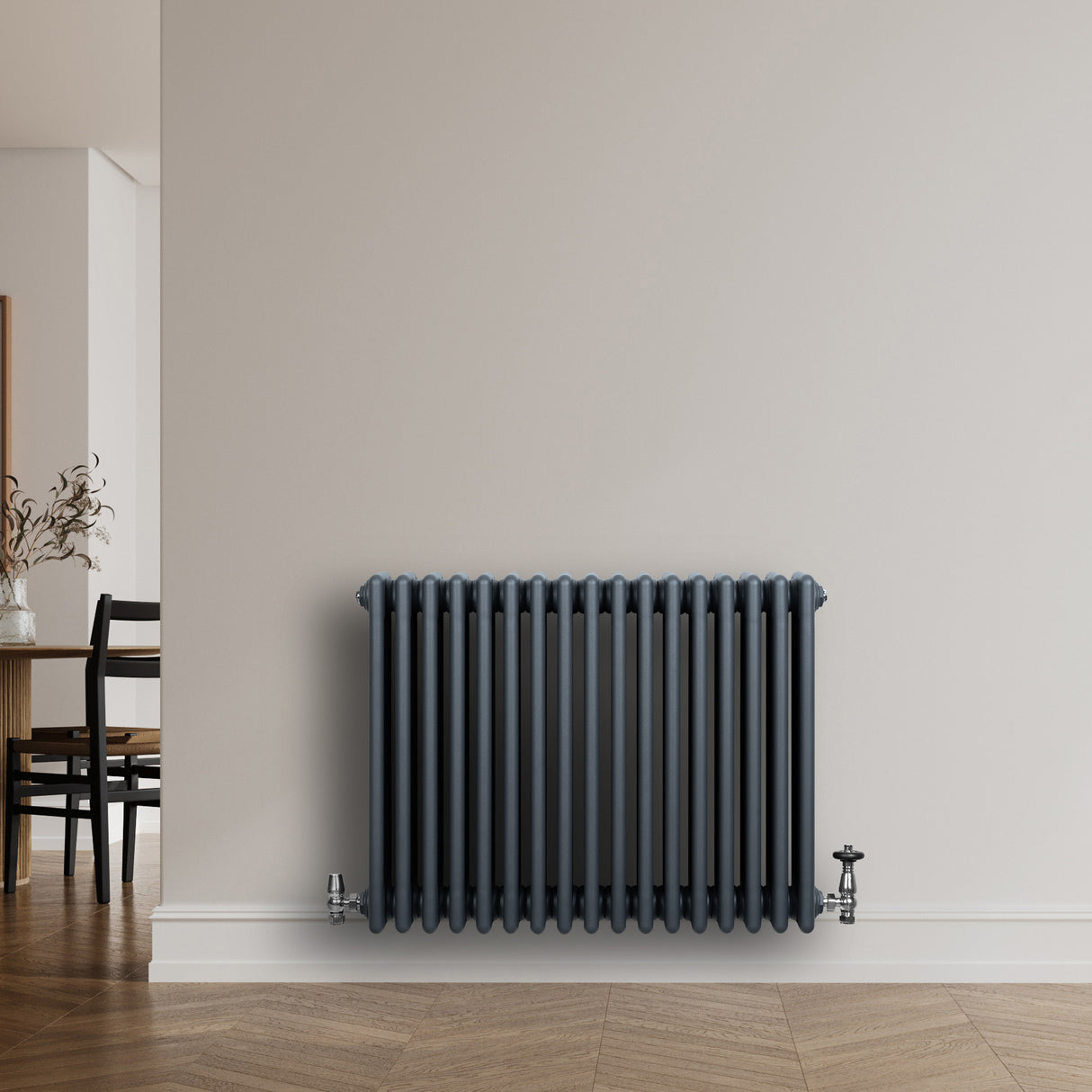 Radiador tradicional de 4 columnas en gris antracita, con acabado liso y diseño elegante, instalado en una pared clara