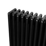 Radiador tradicional de 4 columnas en color negro, con un diseño elegante y acabado liso, ideal para calentar espacios interiores