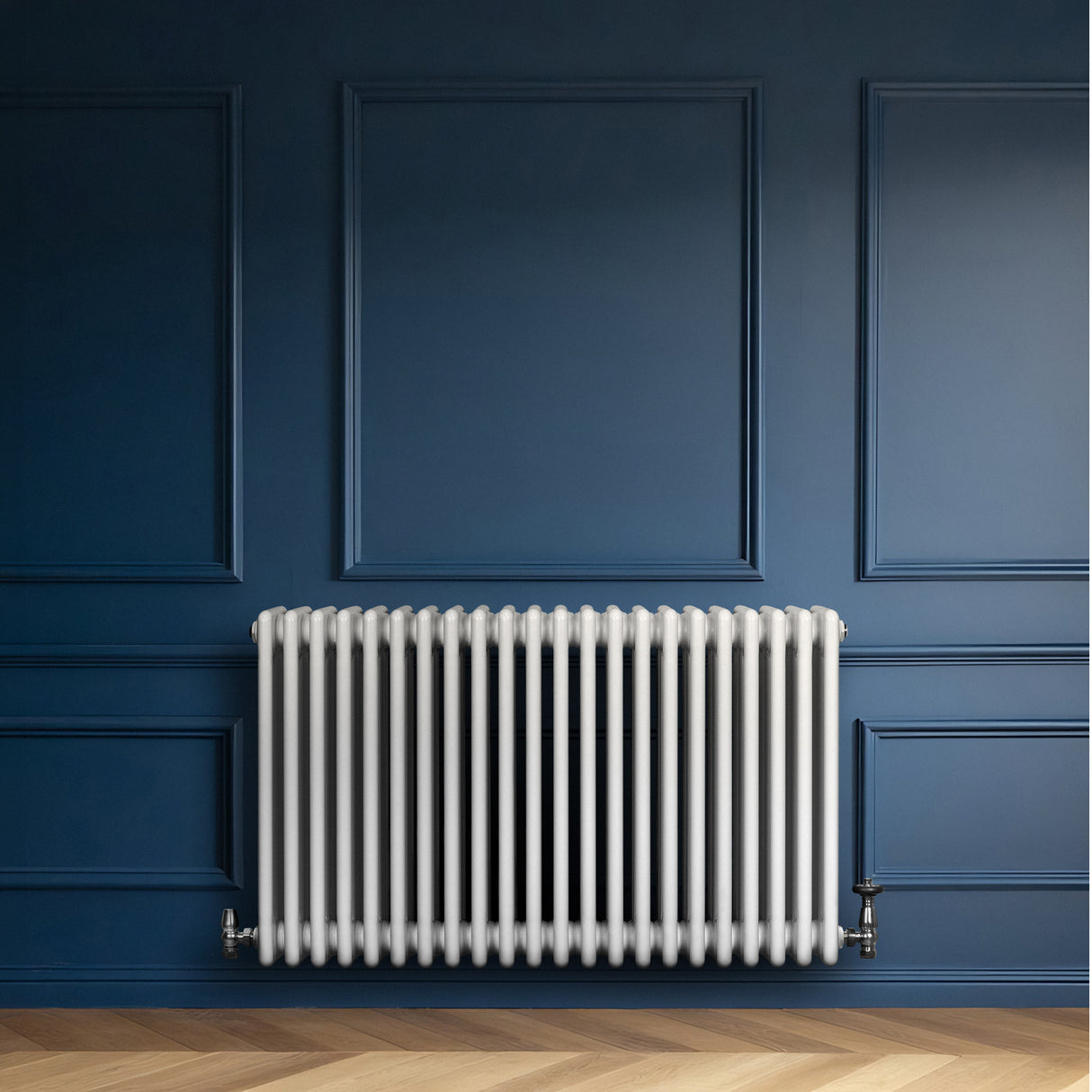 Radiador tradicional de 4 columnas, color blanco, instalado en una pared azul, con un acabado liso y elegante, ideal para calefacción
