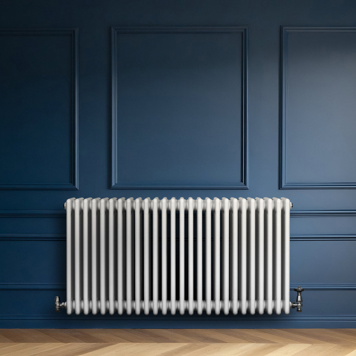 Radiador tradicional de 4 columnas en color blanco, instalado en una pared azul, con un diseño elegante y acabado liso