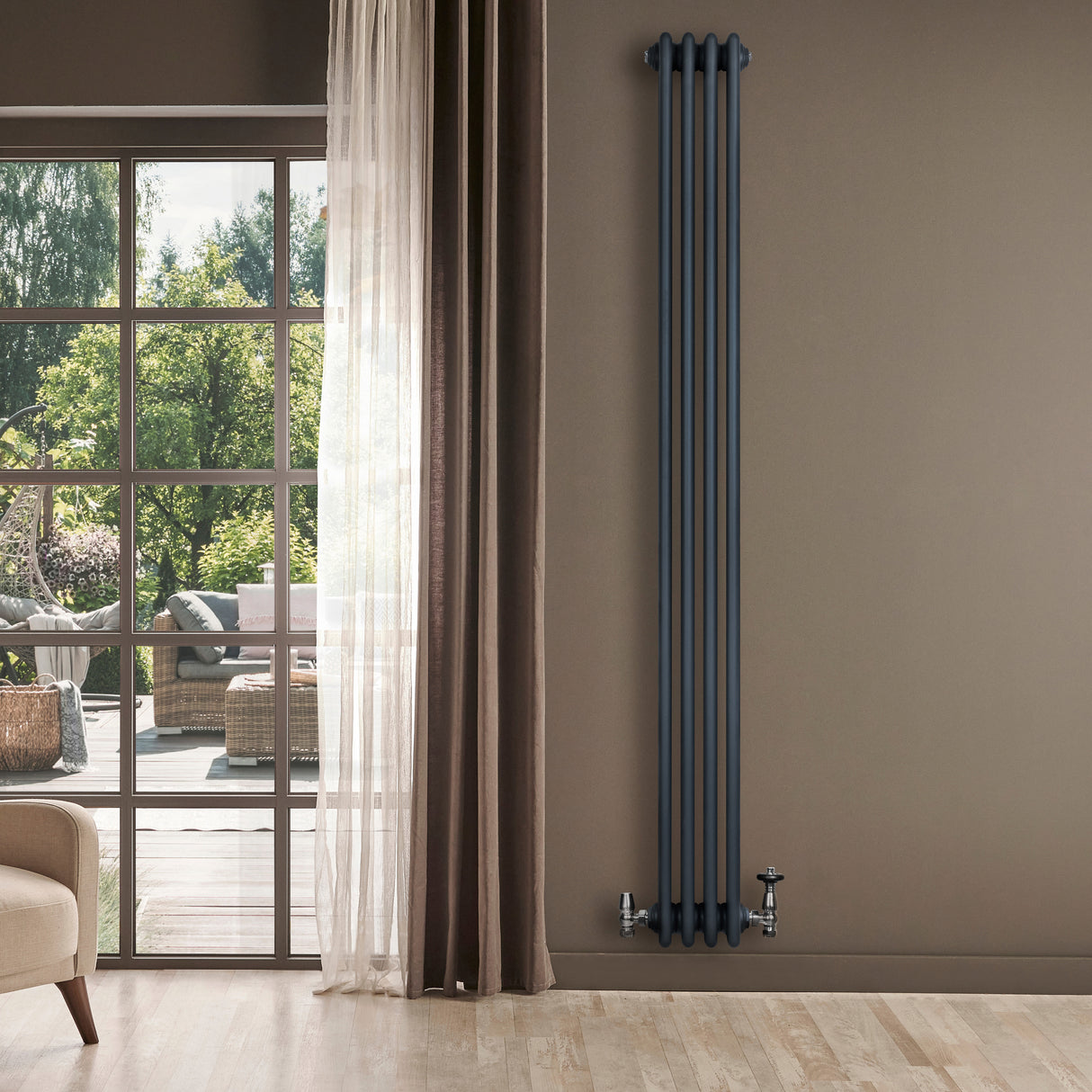 Radiador tradicional de 4 columnas en gris antracita, instalado en pared, con diseño elegante y acabado liso, ideal para decoración moderna