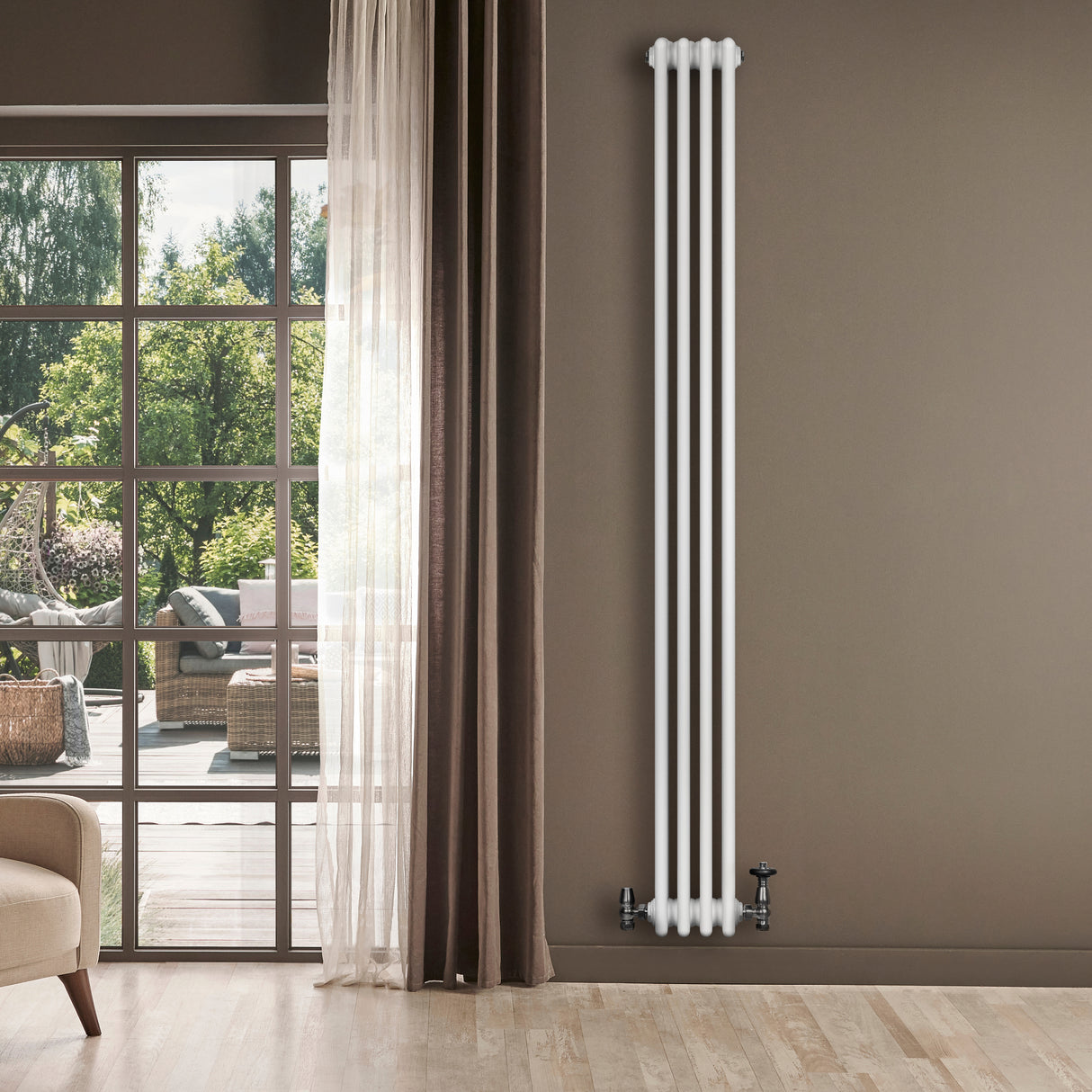 Radiador tradicional blanco de 4 columnas, elegante y alto, instalado en una pared junto a una ventana con luz natural